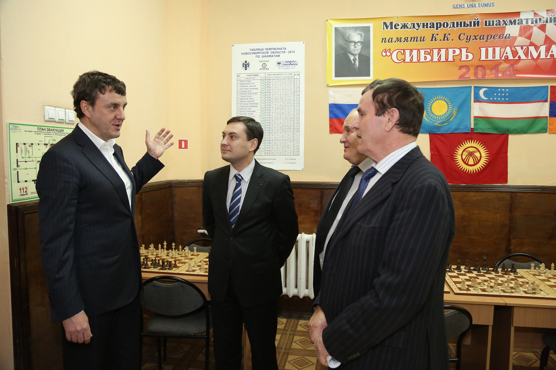 Президент РАТМ Холдинга Эдуард Таран (слева) надеется, что 
когда-нибудь чемпионом мира по шахматам станет новосибирец.
